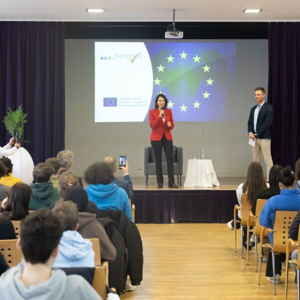 Besuch von FBM Karoline Edtstadler im Bernoulligymnasium,Wien 22 ( Februar 2024)